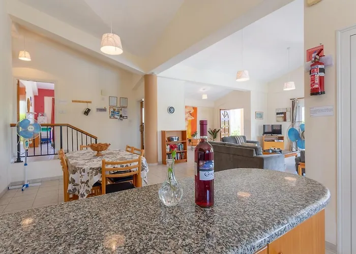 Chrystalla Neo Chorio